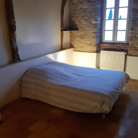 Ferme Lagarrigue بيت للعطل